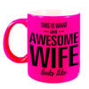 Awesome wife / echtgenote fluor roze cadeau mok / verjaardag beker 330 ml - feest mokken