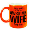 Awesome wife / echtgenote fluor oranje cadeau mok / verjaardag beker 330 ml - feest mokken