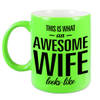 Awesome wife / echtgenote fluor groene cadeau mok / verjaardag beker 330 ml - feest mokken