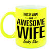 Awesome wife / echtgenote fluor gele cadeau mok / verjaardag beker 330 ml - feest mokken