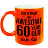 Neon oranje Awesome 60 year cadeau mok / verjaardag beker 330 ml - feest mokken