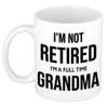 Im not retired im a full time grandma / oma witte koffiemok / theebeker 300 ml bedankt cadeau collega - feest mokken