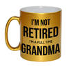 Im not retired im a full time grandma / oma gouden koffiemok / theebeker 330 ml bedankt cadeau collega - feest mokken