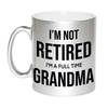 Im not retired im a full time grandma / oma zilveren koffiemok / theebeker 330 ml bedankt cadeau collega - feest mokken