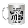 Zilveren Awesome 70 year cadeau mok / verjaardag beker 330 ml - feest mokken