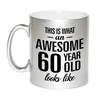 Zilveren Awesome 60 year cadeau mok / verjaardag beker 330 ml - feest mokken
