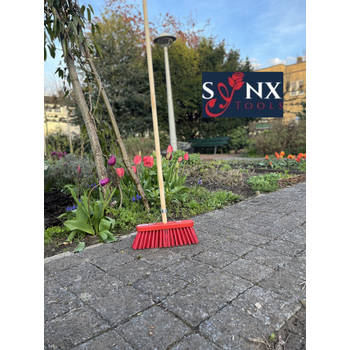 Synx Tools Bezem Nylon Straatbezem - 30 cm - Rode kap - Kunststof vezel - Buitenbezem - Schoonmaakartikelen - met steel