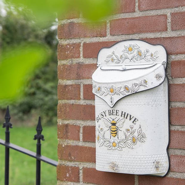 HAES DECO - Brievenbus vintage wit metaal met Bij en bloemen bedrukt en tekst "BUSY BEE HIVE", formaat 27x8x39 cm