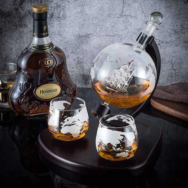 Globe Whiskey Decanter Deluxe - Luxe Uitvoering - Geleverd met een Groot Plateau - 0.9L - Incl. 2 Whiskey Glazen,