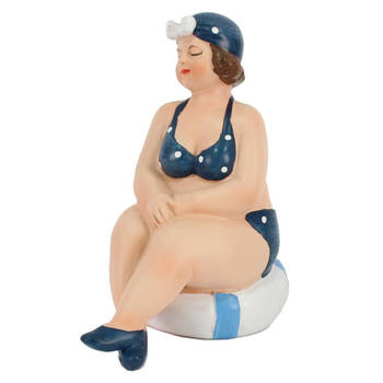 Home decoratie beeldje dikke dame zittend - donkerblauw badpak - 11 cm - Beeldjes
