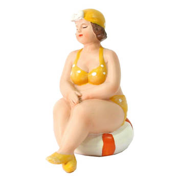 Home decoratie beeldje dikke dame zittend - geel badpak - 11 cm - Beeldjes