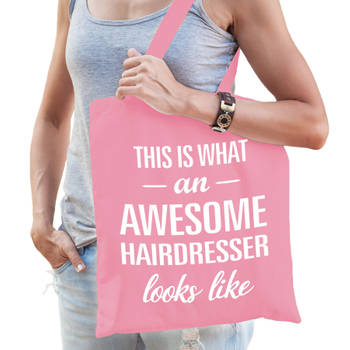 Bellatio Decorations cadeau tas voor kapper - roze - katoen - 42 x 38 cm - awesome hairdresser - Feest Boodschappentasse