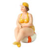Home decoratie beeldje dikke dame zittend - geel badpak - 11 cm - Beeldjes