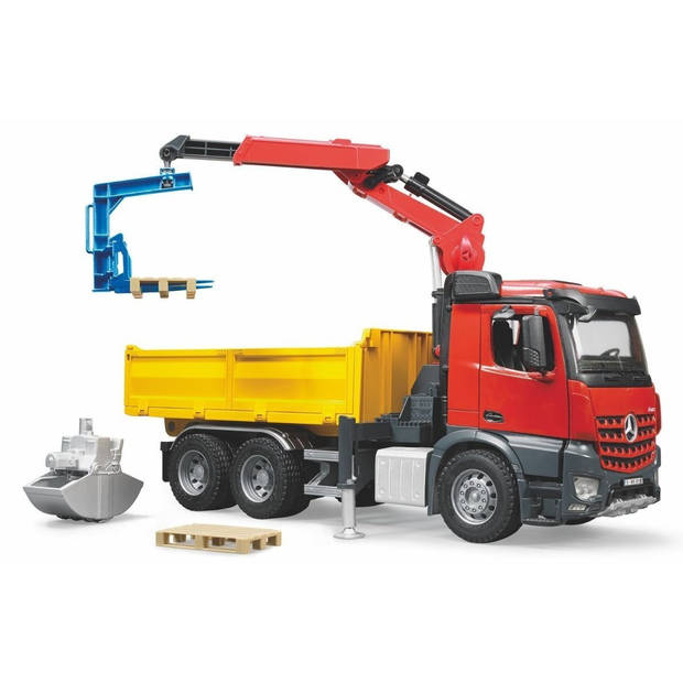 Bruder MB Arocs constructie vrachtwagen met kraan, pallet vorken, grijper en 2 pallets (03651)