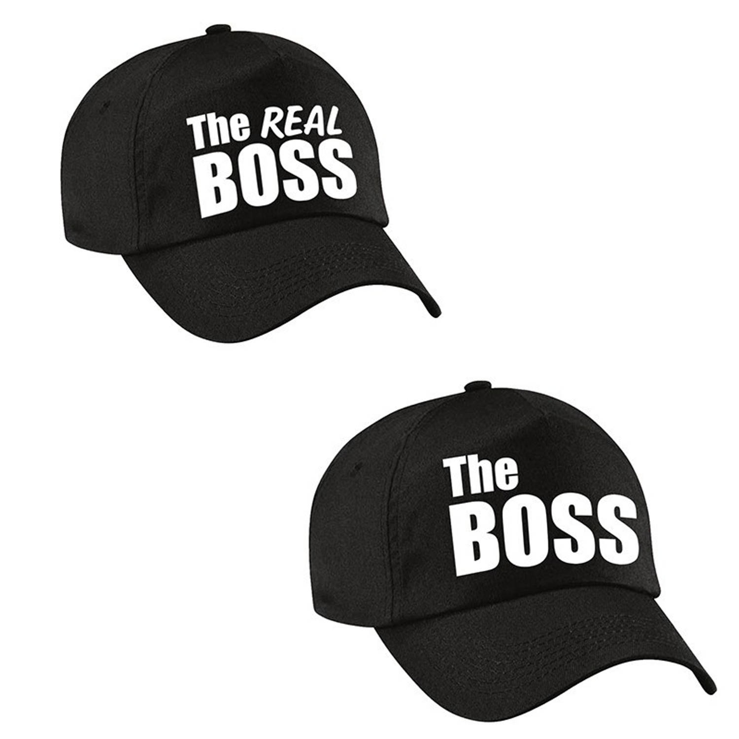 Zwarte kadopetten-cadeau caps The Boss en The real boss met witte tekst koppels-bruidspaar-echtpaar 