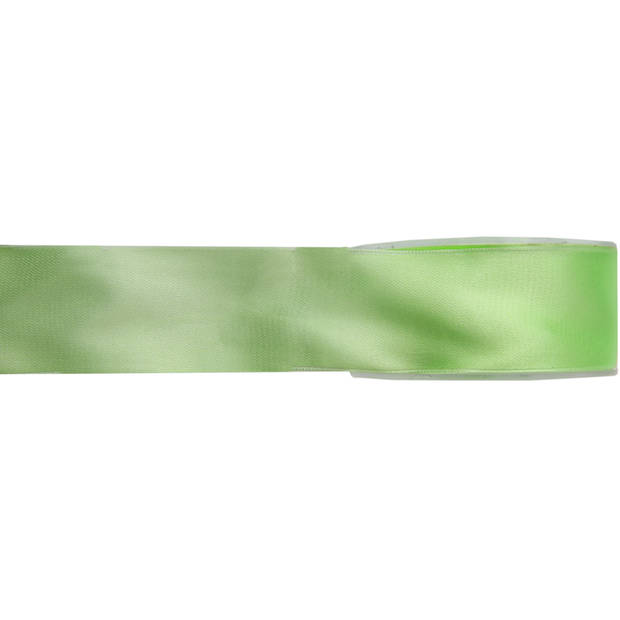 2x Groene satijnlint rollen 1,5 cm x 25 meter cadeaulint verpakkingsmateriaal - Cadeaulinten