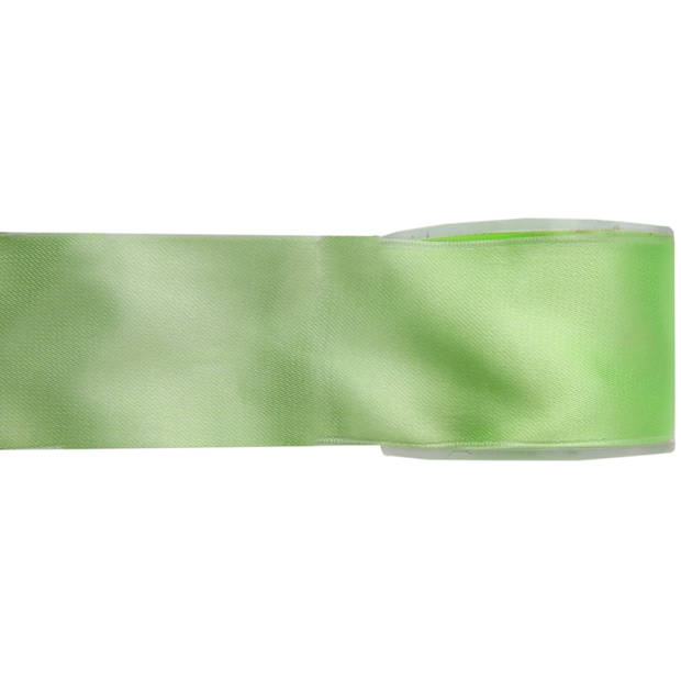 2x Groene satijnlint rollen 2,5 cm x 25 meter cadeaulint verpakkingsmateriaal - Cadeaulinten