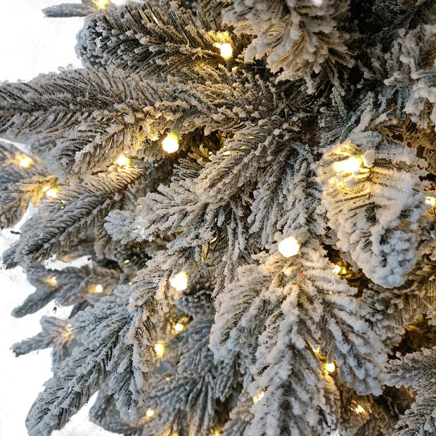 Wintervalley Trees - Kunstkerstboom George met LED verlichting - 150x98cm - Besneeuwd