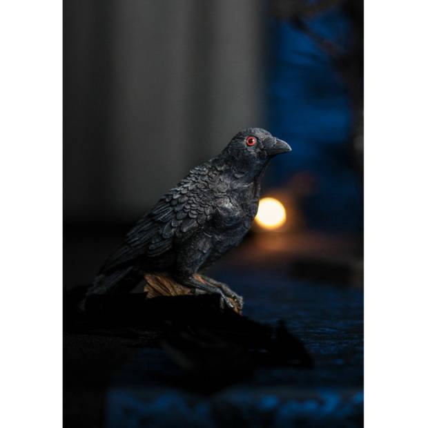 Raaf/kraai - op boomstronk - zwart - 17 cm - Halloween decoratie dierenA - Feestdecoratievoorwerp
