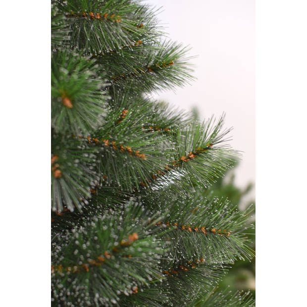 Frosted Alpine kunstkerstboom - 225 cm - groen - frosted - Ø 121 cm - 952 tips - metalen voet