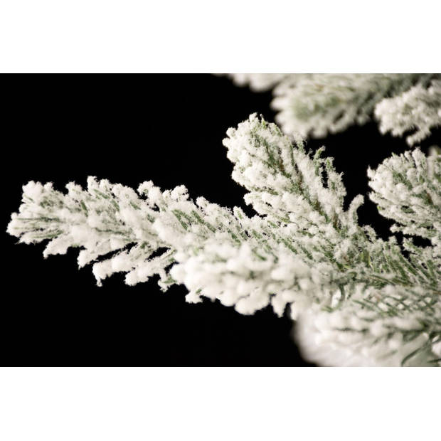 Oslo Snow Pine kunstkerstboom - 150 cm - groen - Ø 88 cm - 1.110 tips - besneeuwd - metalen voet