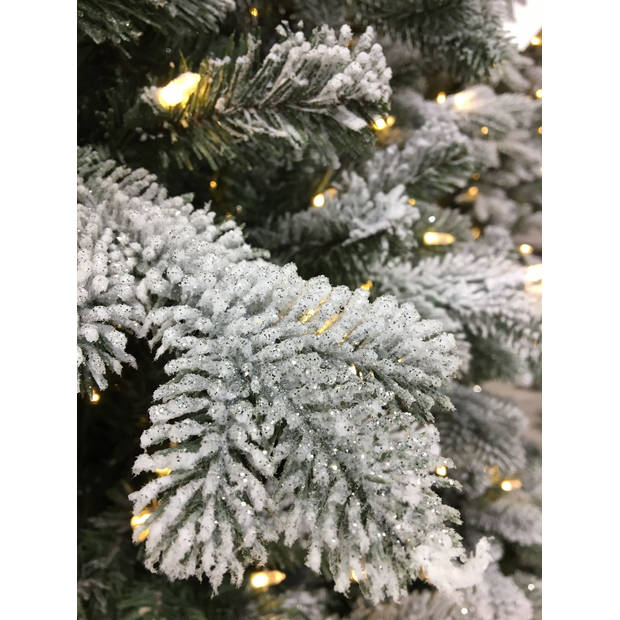 Snowy Sheffield kunstkerstboom - 228 cm - groen - Ø 145 cm - 2.610 tips - besneeuwd - metalen voet