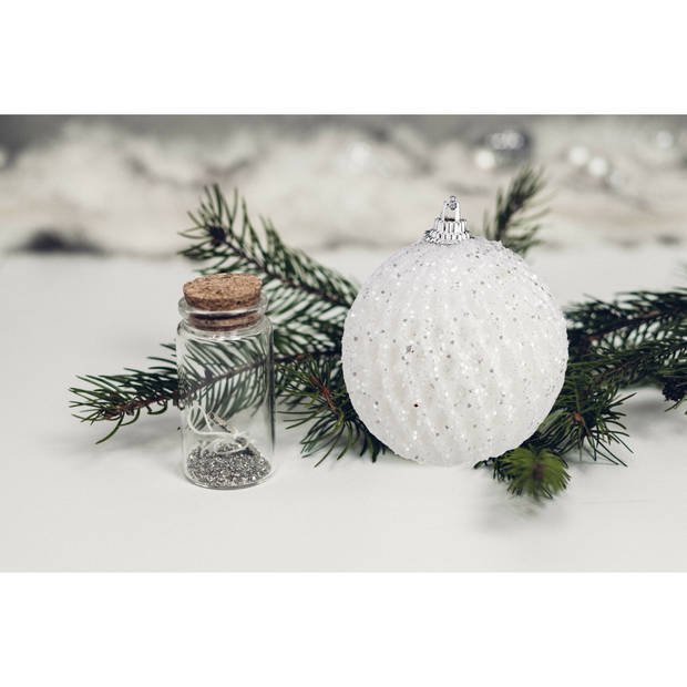 Krist+ kerstballen - 6x - wit relief - kunststof - gedecoreerd -6 cm - Kerstbal