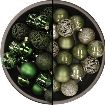 Kunststof kerstballen 74x stuks donkergroen en legergroen 6 cm - Kerstbal