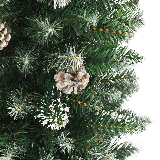 The Living Store Kerstboom Smal Groen/Wit 240cm - PVC/Staal - 550 uiteinden - Met dennenappels - Witte decoratiesneeuw