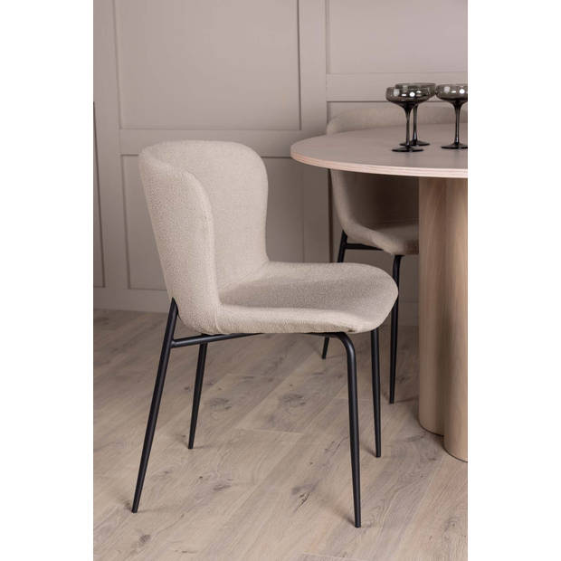 Olivia eethoek tafel whitewash en 4 Modesto stoelen beige.