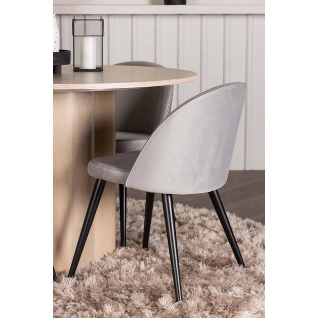 Olivia eethoek tafel whitewash en 4 Velvet stoelen grijs.