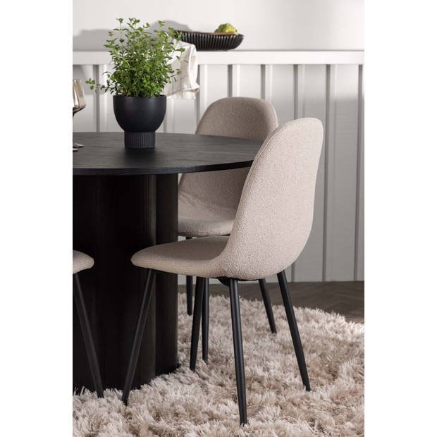 Olivia eethoek tafel zwart en 4 Polar stoelen beige.