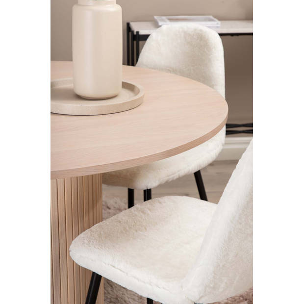 Bianca eethoek tafel whitewash en 4 Polar stoelen wit.