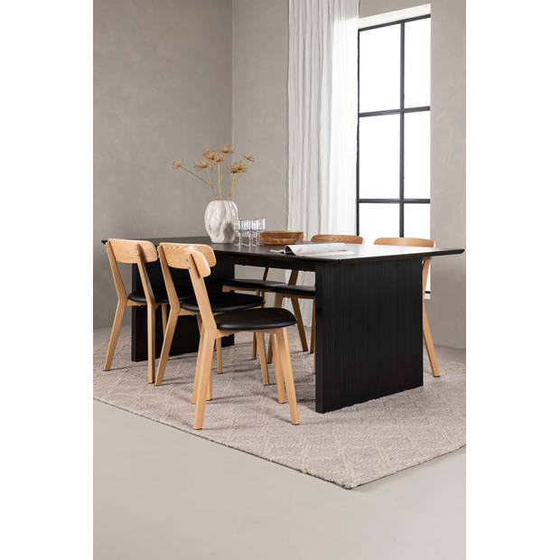 Vail eethoek tafel zwart en 6 Sanjos stoelen naturel.