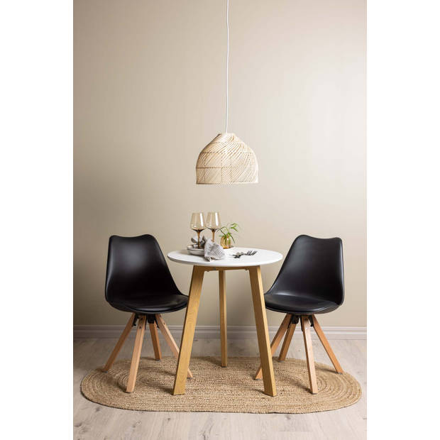 Leonora eethoek tafel wit en 2 Polar stoelen zwart.