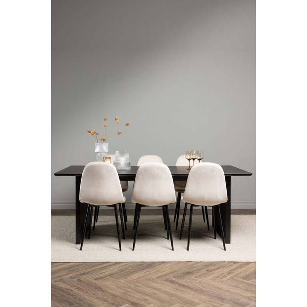 Vail eethoek tafel zwart en 6 Polar stoelen beige.