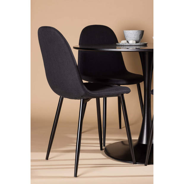 Glade eethoek tafel zwart en 4 Polar stoelen zwart.