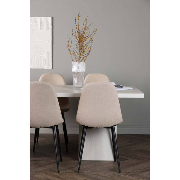 Olga eethoek tafel wit en 6 Polar stoelen beige.