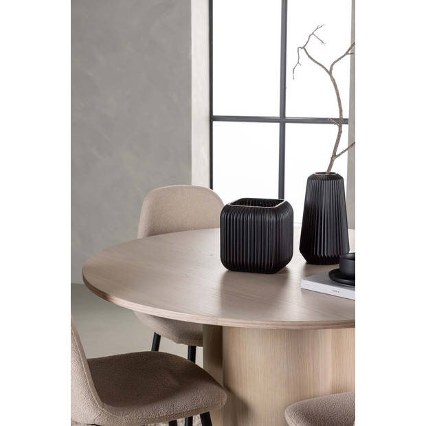 Olivia eethoek tafel whitewash en 4 Polar stoelen beige.