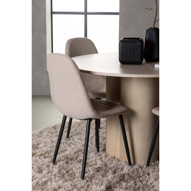 Olivia eethoek tafel whitewash en 4 Polar stoelen beige.