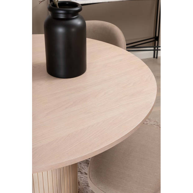 Bianca eethoek tafel whitewash en 4 Velvet stoelen beige.