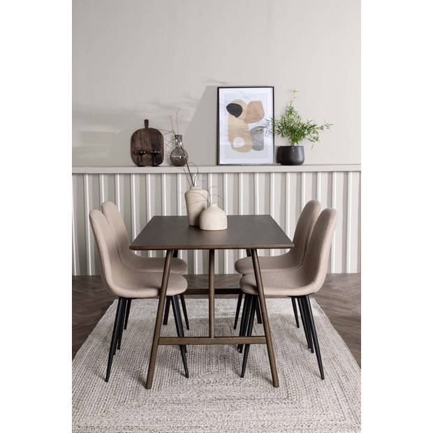 Kaseidon eethoek tafel bruin en 4 Polar stoelen beige.