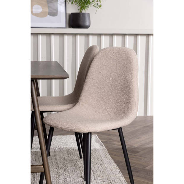 Kaseidon eethoek tafel bruin en 4 Polar stoelen beige.