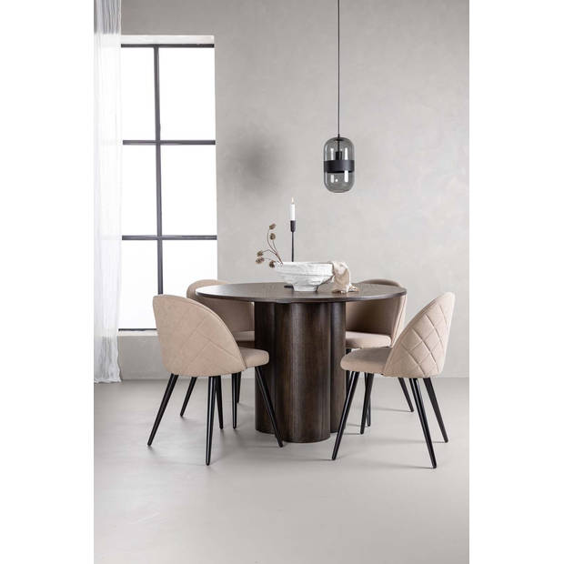 Olivia eethoek tafel mokka en 4 Velvet stoelen beige.