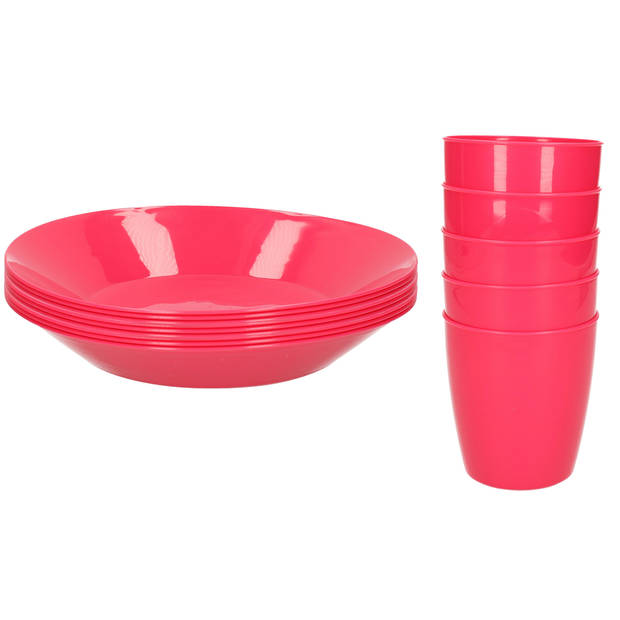 Kunststof ontbijt/diner 9x diep bordjes 21 cm en 10x bekertjes 300 ML set roze - Campingborden