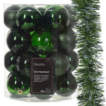 Kerstversiering - kunststof kerstballen 25x -6 cm- met kerstslinger -donkergroen - Kerstbal