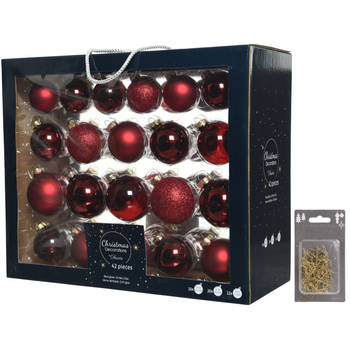 Kerstversiering glazen kerstballen mix pakket 5-6-7 cm donkerrood 42x stuks met haakjes - Kerstbal