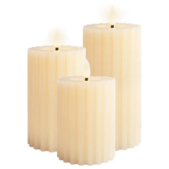 Luxe LED kaarsen/stompkaarsen - set 3x - creme wit ribbel - D7,5 x H12,5 en H15 en H17 cm - timer - LED kaarsen