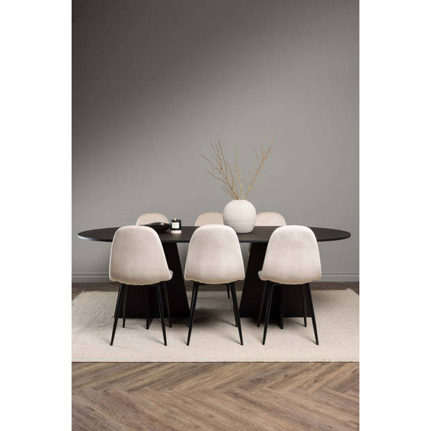 Bootcut eethoek tafel zwart en 6 Polar stoelen beige.