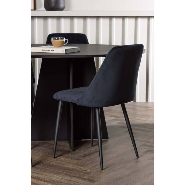 Bootcut eethoek tafel zwart en 6 Night stoelen zwart.